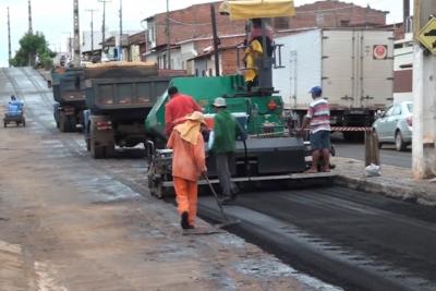 homens trabalham em asfaltamento