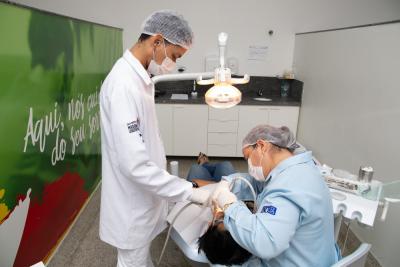 dentista atende paciente