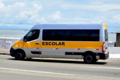 van escolar estacionada