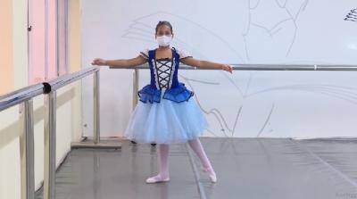 Projeto muda a vida de alunas da rede municipal com aulas de ballet 