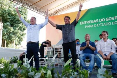 Bolsonaro anuncia construção de aeroporto e de moradias no MA