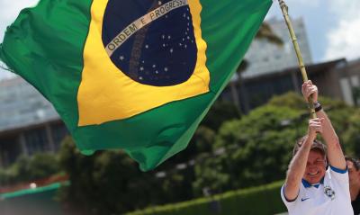 homem carrega bandeira do brasil