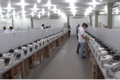 TRE-MA inicia carga e lacre das urnas eletrônicas em São Luís