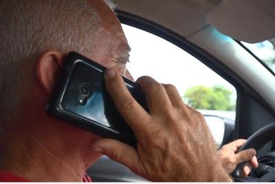 Pesquisa: um quinto dos motoristas utiliza o celular enquanto dirige 