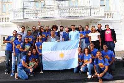 grupo reunido com bandeira argentina