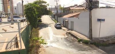 Moradores da Ponta do Farol reclamam de esgoto a céu aberto 