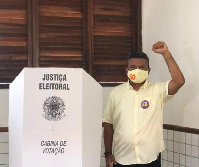 Candidato Franklin Douglas vota em escola no bairro Bequimão