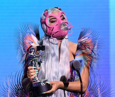 Lady Gaga surpreende com máscaras diferentes durante VMA