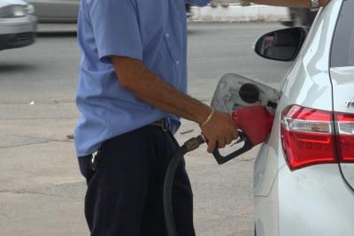 homem coloca combustível em carro