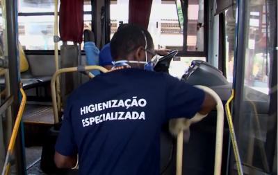 homem higieniza ônibus
