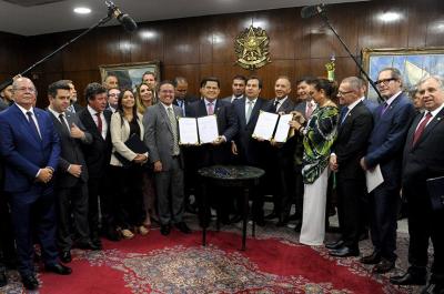 homens de pé em sala