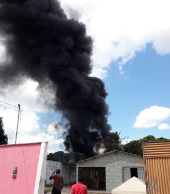 Incêndio atinge depósito no bairro da Divinéia em São Luís