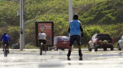 Frequentadores da Av. Litoranêa aproveitam via fechada aos domingos