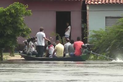 equipe em canoa