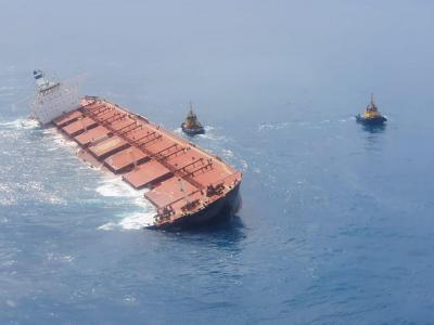 Navio que transportava minério é desencalhado na costa do MA