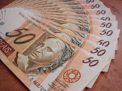Aprovada MP que aumenta salário mínimo para R$ 1.045