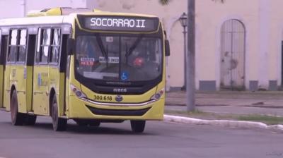 Passageiros enfrentam ônibus lotados em meio a pandemia