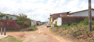 Moradores reclamam que só metade da rua foi asfaltada no Turu