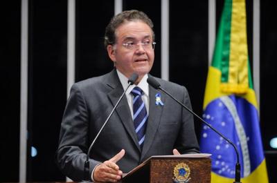 Senador defende proibição de corte de energia para todos os brasileiros