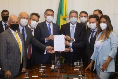 Bolsonaro entrega MP que cria o Auxílio Brasil, em substituição ao Bolsa Família  