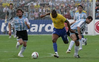 14 anos depois: Brasil e Argentina disputam final Copa América