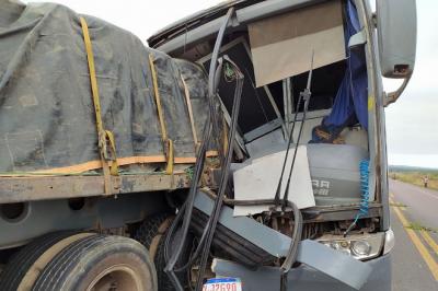 Colisão entre ônibus e carreta deixa uma pessoa morta no MA