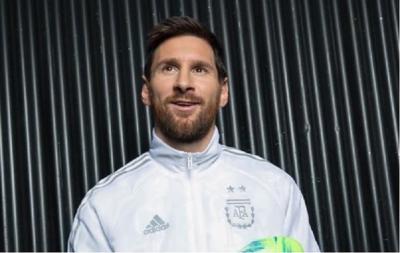 Messi é recebido como herói na França após acertar com o PSG