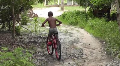 Menino ganha bicicleta nova após história comover web no MA