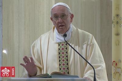 Papa está caminhando e se alimentando, diz Vaticano
