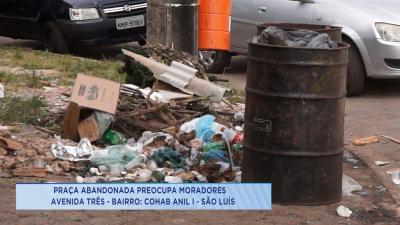 Denúncia: descarte irregular de lixo em praça na Cohab