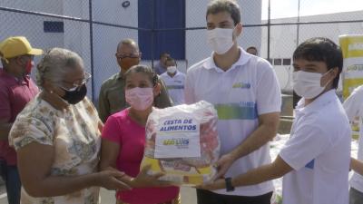 Prefeitura entrega cestas de alimentos no bairro Fé em Deus