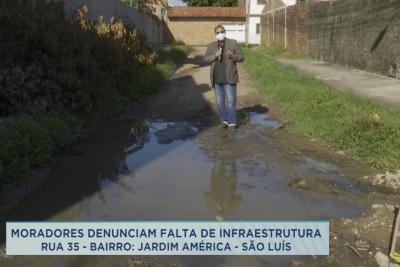 Moradores reclamam de buracos, lama e mato no bairro Jardim América