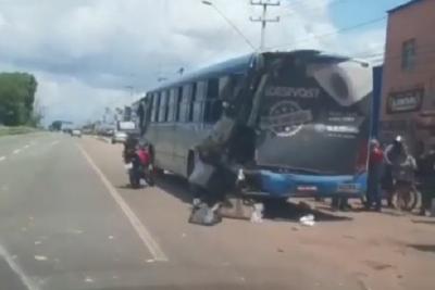 Caminhão colide em ônibus na faixa de pedestre na BR-135