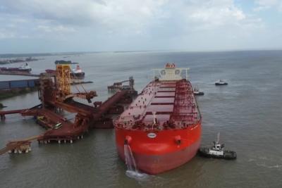 Navio com tecnologia sustentável atraca em São Luís