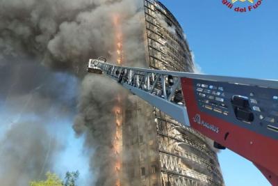 Incêndio destrói prédio de 18 andares em Milão