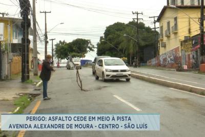 Buraco atrapalha trânsito na Av. Alexandre de Moura