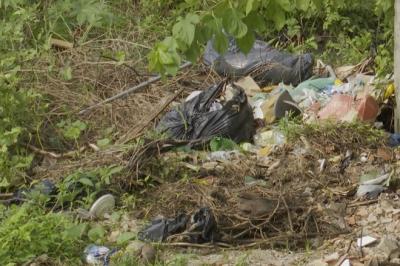  Descarte irregular de lixo na área do Anjo da Guarda.