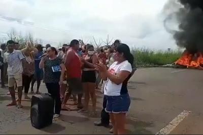 Por falta de água, manifestante bloqueiam BR 010