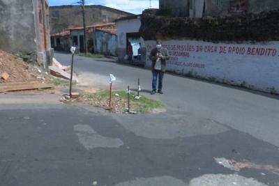 Buraco atrapalha o trânsito no bairro Jordoa