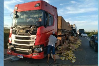 Motorista morre em acidente com carreta na BR 135