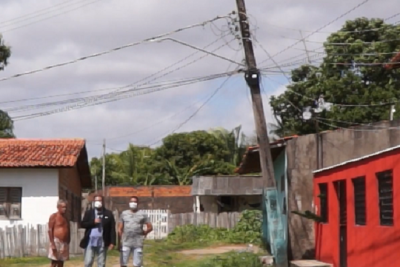 Moradores fazem denunciam de poste em situação irregular