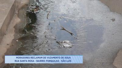 Moradores reclamam de água escorrendo por rua na Forquilha