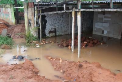 Imóveis amanhecem alagados pela chuva no Olho D’Água