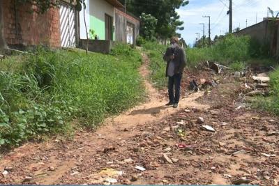 Morador reclama de buracos e mato em rua do Alto Turu