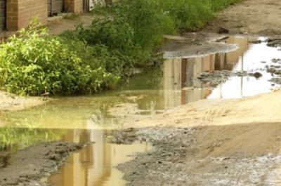 Buracos e lama causam transtornos em via do Bairro São Cristóvão 