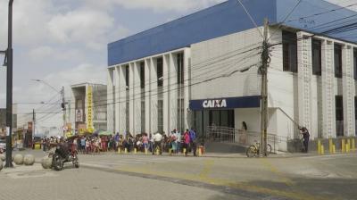 Agências da Caixa registram filas para pagamento do Auxílio Brasil