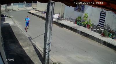 Câmeras registram homens invadindo casa em São Luís