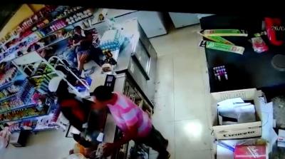 Câmera registra assalto a comércio na Chácara Itapiracó