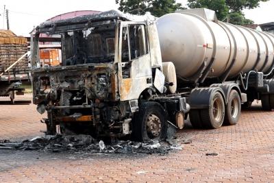Carolina: caminhão pega fogo após desembarcar em cais