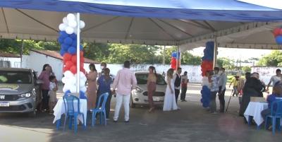 Casamento comunitário é realizado em formato drive-thru 